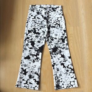 Avenue Montaigne Floral Black and White womens pants NEVER WORN